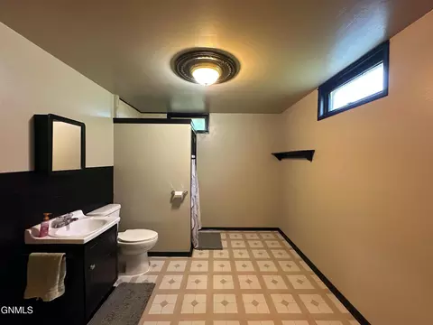 Bath - 912 Summit Blvd, Bismarck, ND 58504 photo 3 of 4