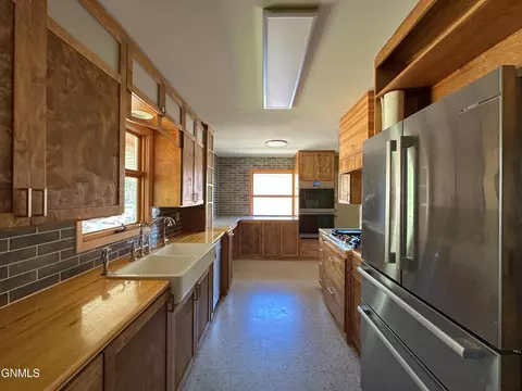 Kitchen - 912 Summit Blvd, Bismarck, ND 58504 photo 3 of 8
