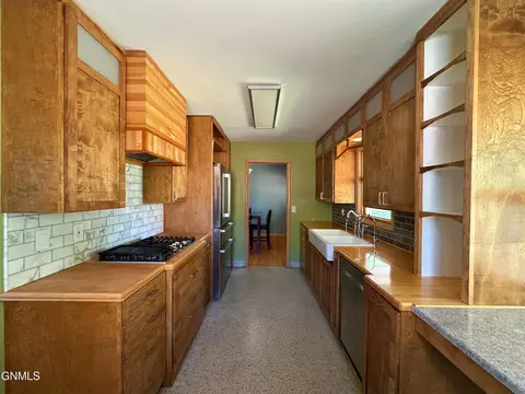 Kitchen - 912 Summit Blvd, Bismarck, ND 58504 photo 5 of 8