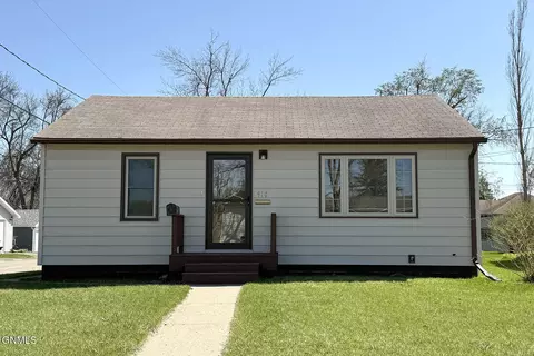 910 11th St SE, Jamestown, ND 58401