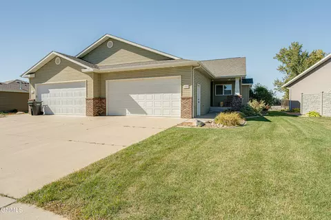 3701 Bay Shore Bnd SE, Mandan, ND 58554