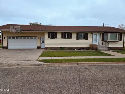 121 Badger St S, Wishek, ND 58495