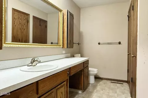 Bath - 618 11th St W, Williston, ND 58801 photo 2 of 4