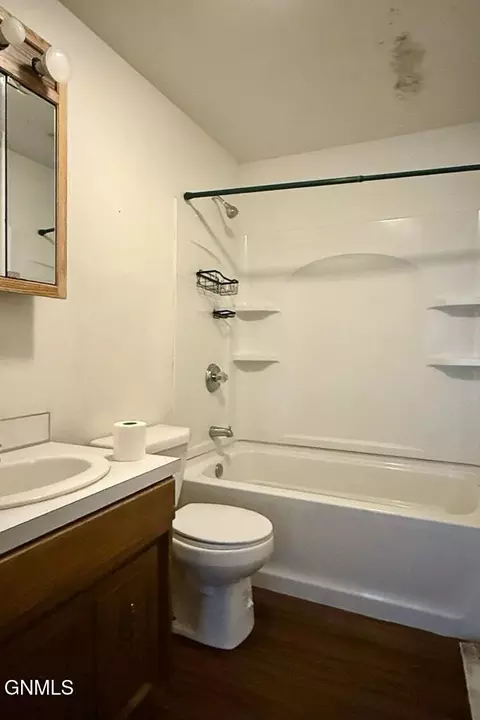 Bath - 618 11th St W, Williston, ND 58801 photo 4 of 4