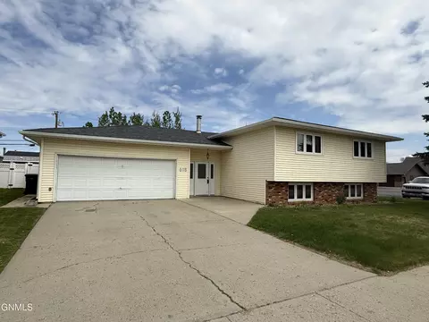 Exterior - 618 11th St W, Williston, ND 58801 photo 3 of 10