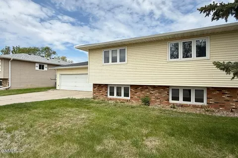 Exterior - 618 11th St W, Williston, ND 58801 photo 4 of 10