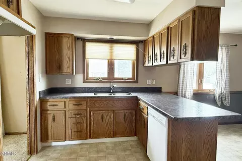 Kitchen - 618 11th St W, Williston, ND 58801 photo 4 of 9