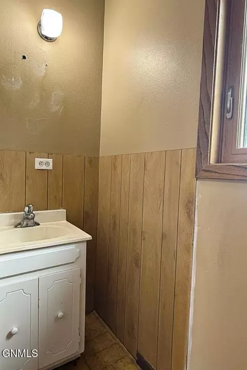 Bath - 618 11th St W, Williston, ND 58801 photo 1 of 4