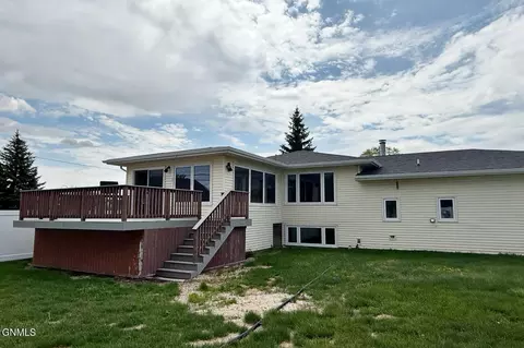 Exterior - 618 11th St W, Williston, ND 58801 photo 8 of 10