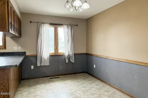 Dining - 618 11th St W, Williston, ND 58801 photo 1 of 3