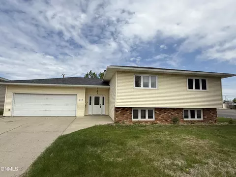 Exterior - 618 11th St W, Williston, ND 58801 photo 2 of 10