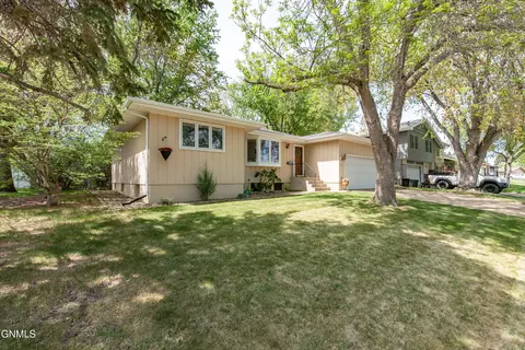 1906 20th St, Bismarck, ND 58501