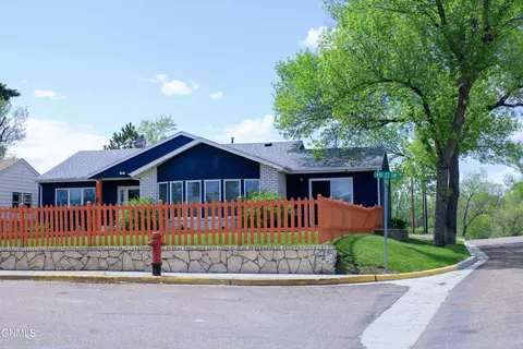 101 4th St SW, Watford City, ND 58854