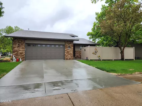 121 Tucson Ave, Bismarck, ND 58504