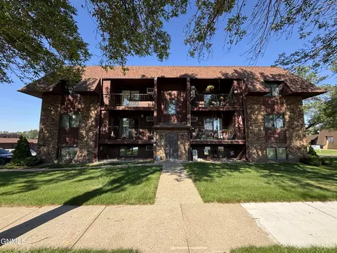 2126 Kavaney Dr N, Bismarck, ND 58501