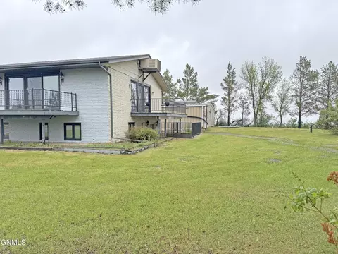 Exterior - 1701 31st St NW, Mandan, ND 58554 photo 13 of 26