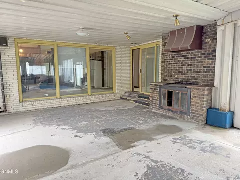 Exterior - 1701 31st St NW, Mandan, ND 58554 photo 7 of 26