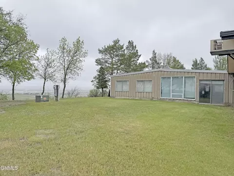 Exterior - 1701 31st St NW, Mandan, ND 58554 photo 16 of 26