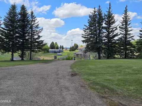 Exterior - 1701 31st St NW, Mandan, ND 58554 photo 23 of 26