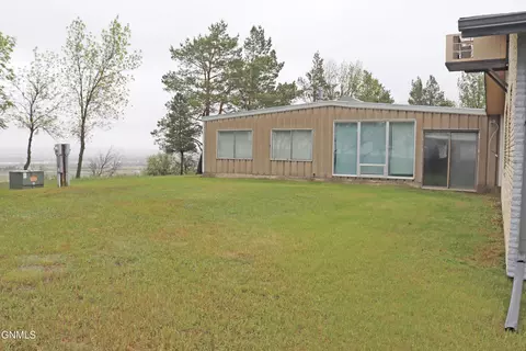 Exterior - 1701 31st St NW, Mandan, ND 58554 photo 17 of 26
