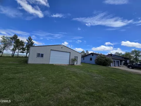 Exterior - 1701 31st St NW, Mandan, ND 58554 photo 22 of 26