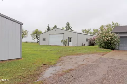 Exterior - 1701 31st St NW, Mandan, ND 58554 photo 10 of 26