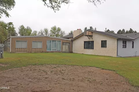 Exterior - 1701 31st St NW, Mandan, ND 58554 photo 19 of 26