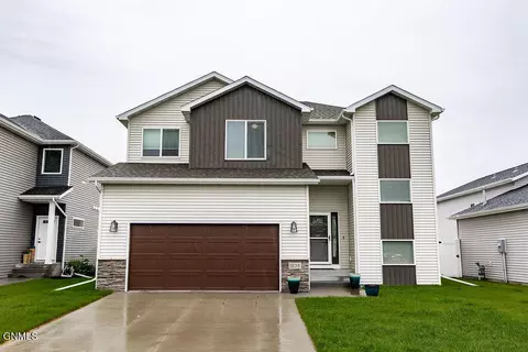 1038 Ashley Dr W, West Fargo, ND 58078