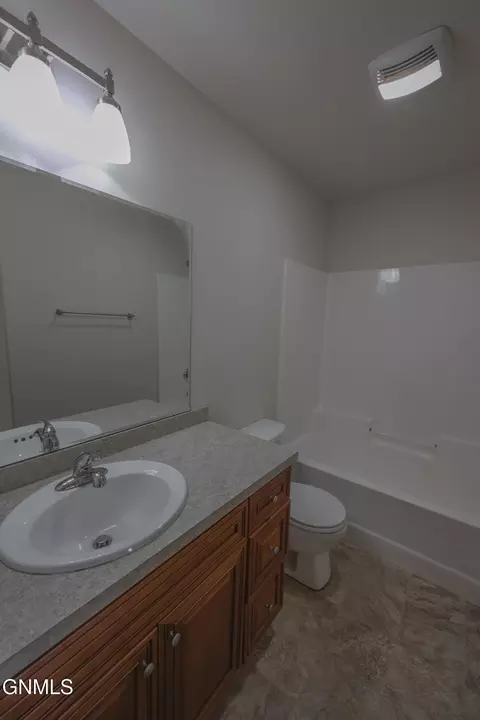 Bath - 2808 29th Ave W, Williston, ND 58801 photo 2 of 5