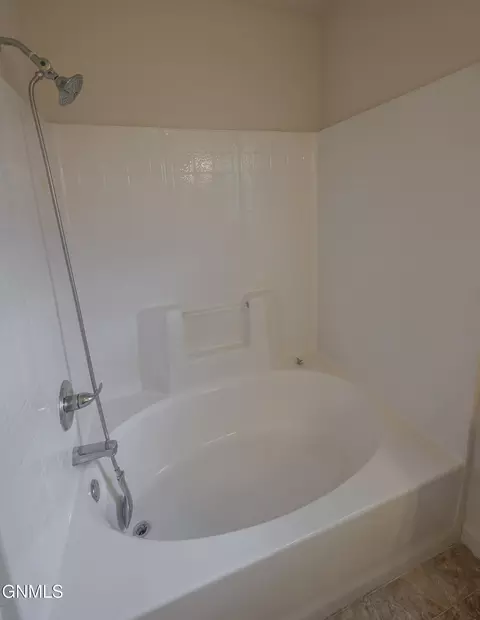 Bath - 2808 29th Ave W, Williston, ND 58801 photo 3 of 5