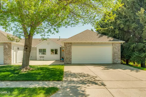 215 Aspen Ave, Bismarck, ND 58503