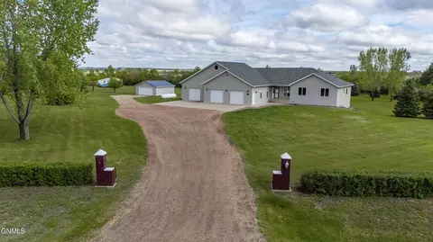 Exterior - 7400 Chestnut Dr, Bismarck, ND 58504 photo 1 of 7