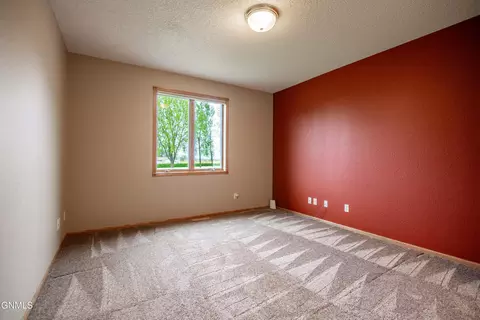 Bedroom - 7400 Chestnut Dr, Bismarck, ND 58504 photo 3 of 8