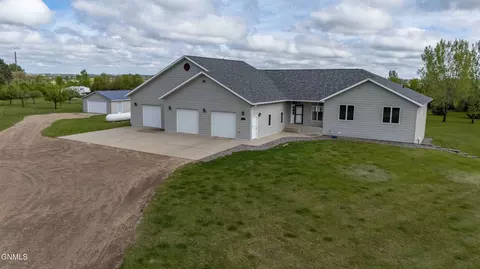 Exterior - 7400 Chestnut Dr, Bismarck, ND 58504 photo 2 of 7