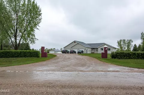 7400 Chestnut Dr, Bismarck, ND 58504