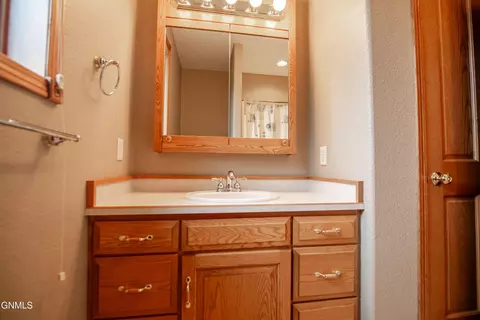 Bath - 7400 Chestnut Dr, Bismarck, ND 58504 photo 9 of 12