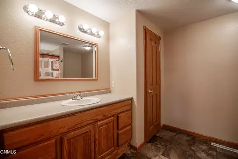 Bath - 7400 Chestnut Dr, Bismarck, ND 58504 photo 11 of 12