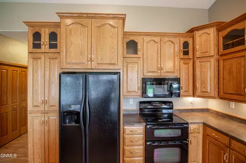 Kitchen - 7400 Chestnut Dr, Bismarck, ND 58504 photo 4 of 5