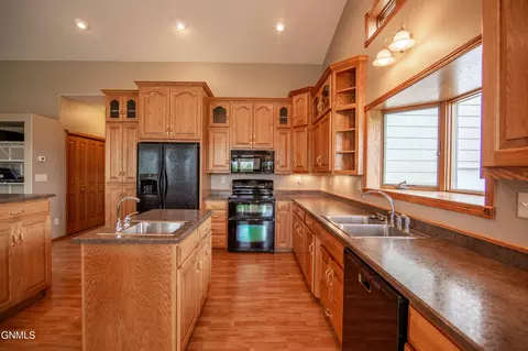 Kitchen - 7400 Chestnut Dr, Bismarck, ND 58504 photo 2 of 5