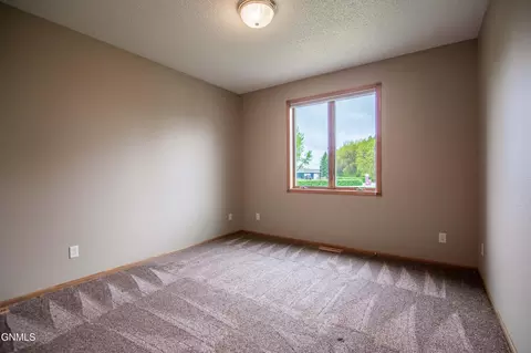 Bedroom - 7400 Chestnut Dr, Bismarck, ND 58504 photo 5 of 8