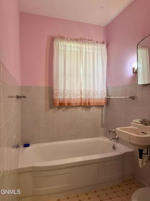 Bath - 925 14th Ave W, Williston, ND 58801 photo 1 of 1