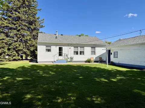 Exterior - 925 14th Ave W, Williston, ND 58801 photo 2 of 4