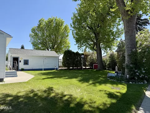 Exterior - 925 14th Ave W, Williston, ND 58801 photo 3 of 4