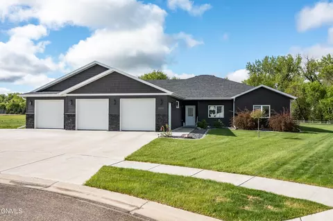 4008 Meridian Dr, Bismarck, ND 58504