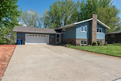 938 Heart Dr, Dickinson, ND 58601 photo 1