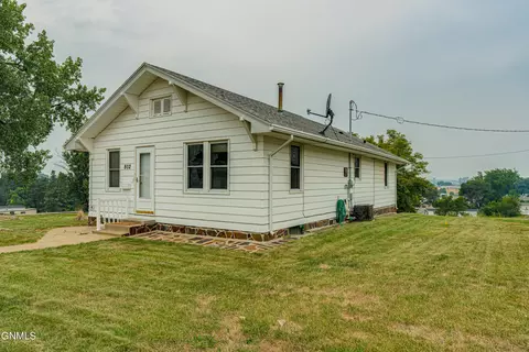 802 S 16th St, Bismarck, ND 58504 photo 1