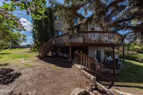 32 Littlehales Ct, Dickinson, ND 58601