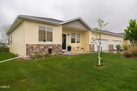 823 Canada Ave, Bismarck, ND 58503