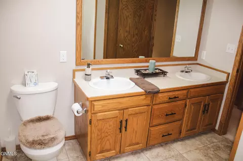 Bath - 3219 Devon Dr, Bismarck, ND 58504 photo 4 of 6