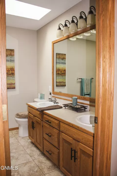 Bath - 3219 Devon Dr, Bismarck, ND 58504 photo 3 of 6